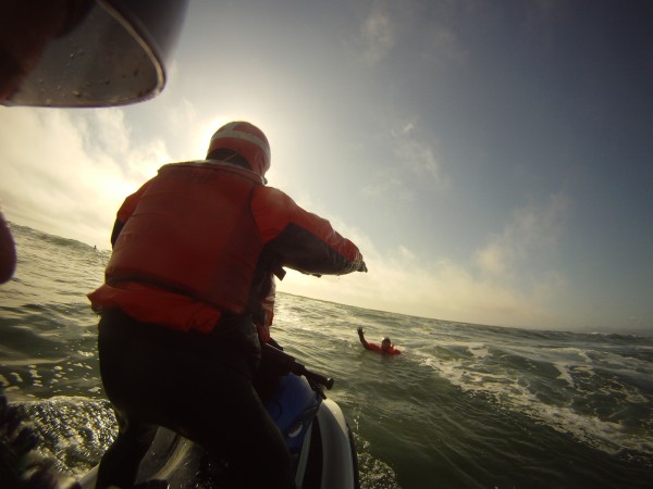 Class participants practice retrieving victims in the surfline.